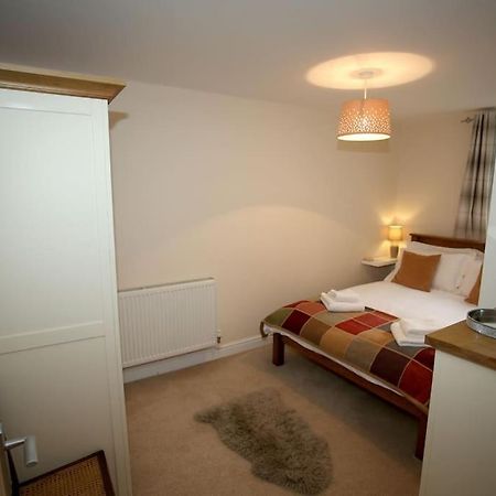 Lovely Two Bedroom Bungalow With Hot Tub Yeovil Kültér fotó