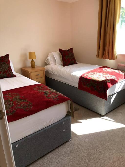 Lovely Two Bedroom Bungalow With Hot Tub Yeovil Kültér fotó