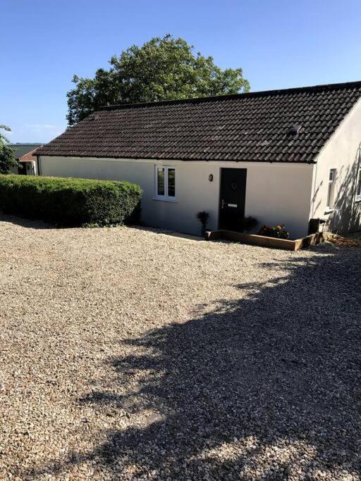 Lovely Two Bedroom Bungalow With Hot Tub Yeovil Kültér fotó