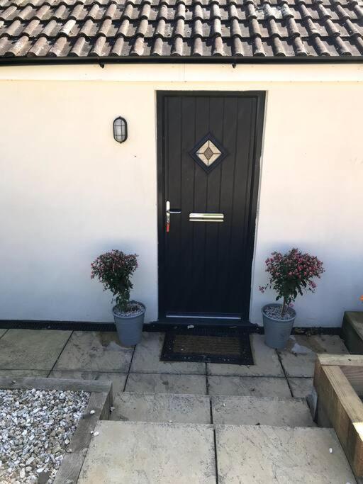 Lovely Two Bedroom Bungalow With Hot Tub Yeovil Kültér fotó
