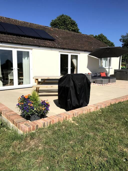 Lovely Two Bedroom Bungalow With Hot Tub Yeovil Kültér fotó