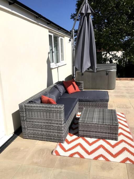 Lovely Two Bedroom Bungalow With Hot Tub Yeovil Kültér fotó