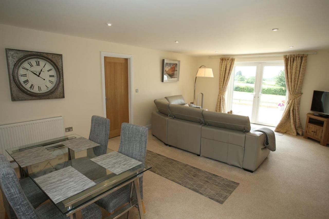 Lovely Two Bedroom Bungalow With Hot Tub Yeovil Kültér fotó