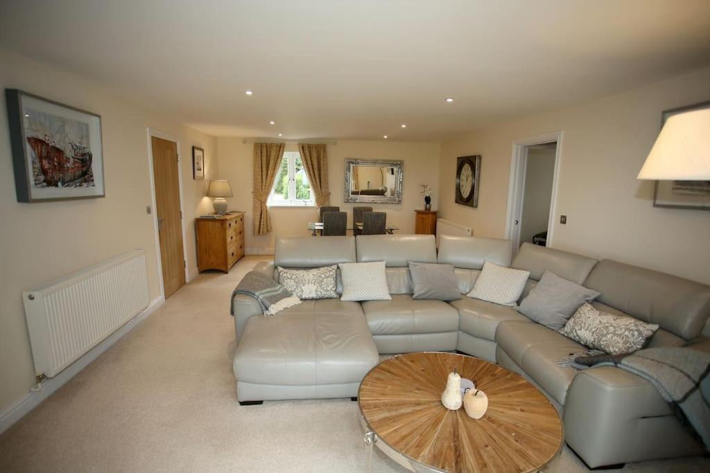 Lovely Two Bedroom Bungalow With Hot Tub Yeovil Kültér fotó