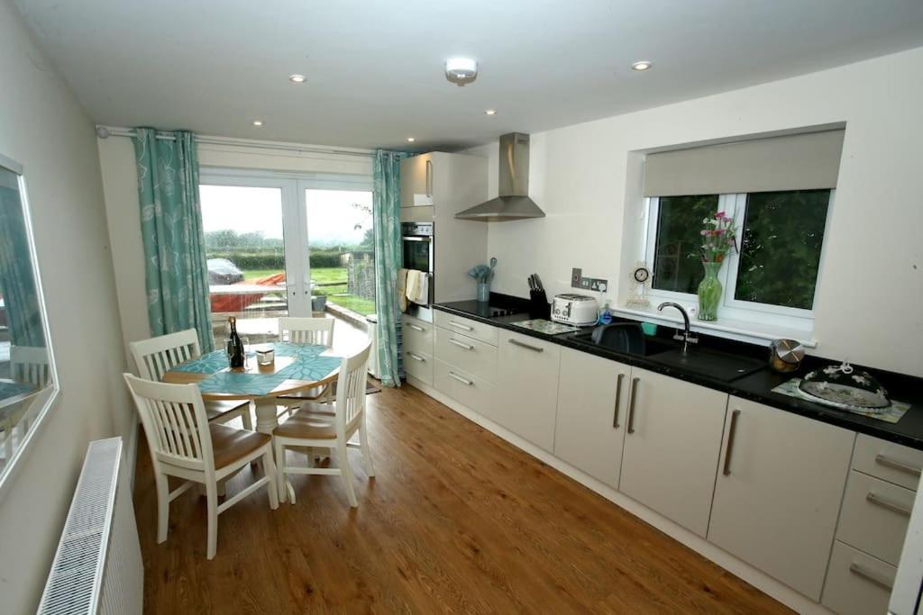 Lovely Two Bedroom Bungalow With Hot Tub Yeovil Kültér fotó