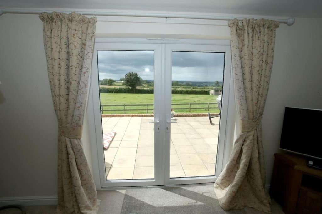 Lovely Two Bedroom Bungalow With Hot Tub Yeovil Kültér fotó