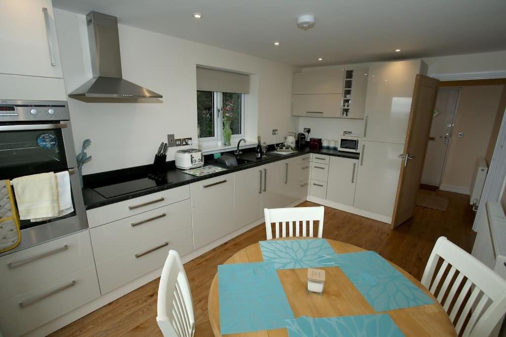 Lovely Two Bedroom Bungalow With Hot Tub Yeovil Kültér fotó
