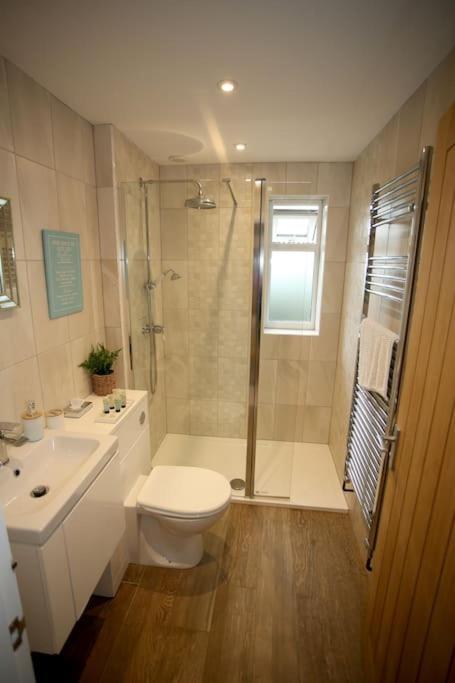 Lovely Two Bedroom Bungalow With Hot Tub Yeovil Kültér fotó