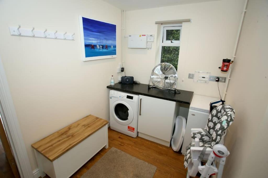 Lovely Two Bedroom Bungalow With Hot Tub Yeovil Kültér fotó